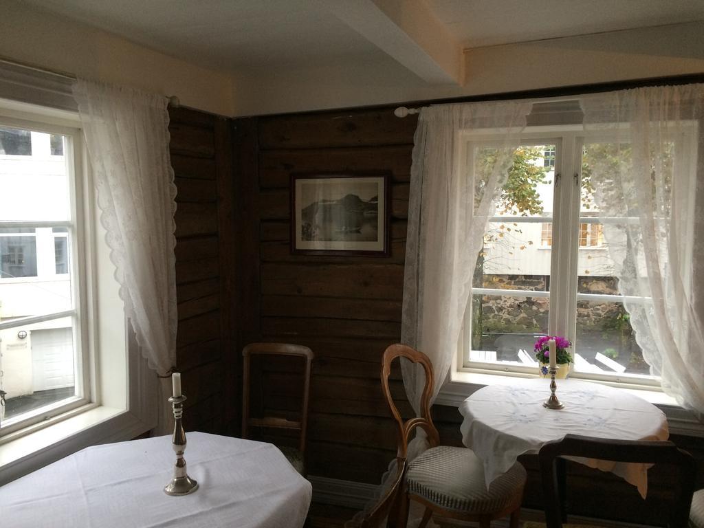 Gjestehuset Ibsen Grimstad  Buitenkant foto