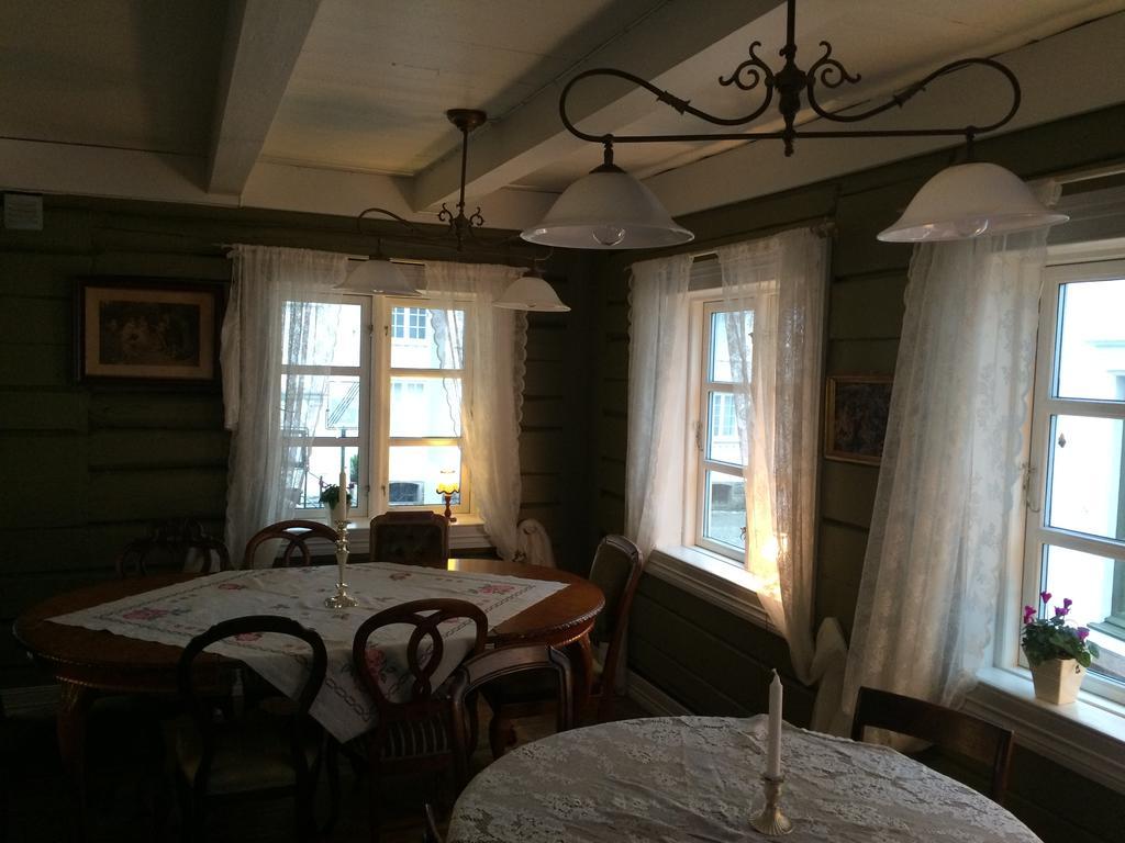 Gjestehuset Ibsen Grimstad  Buitenkant foto