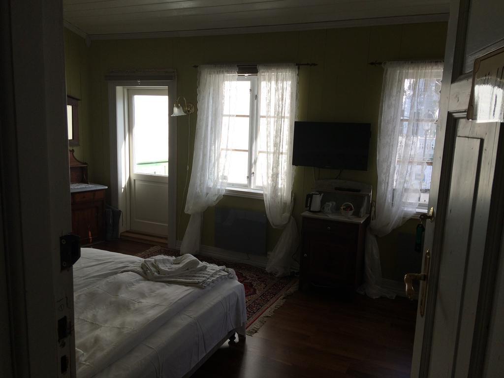 Gjestehuset Ibsen Grimstad  Buitenkant foto